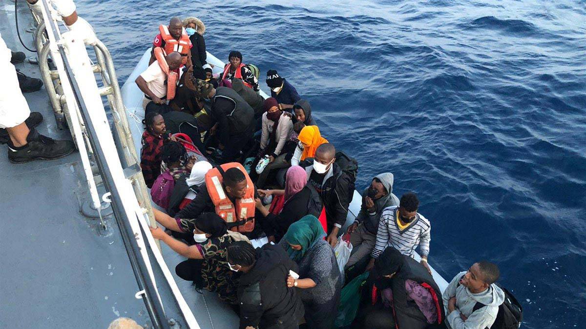 İzmir Dikili açıklarında 34 kaçak göçmen kurtarıldı