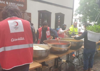 Kızılay Batı Karadeniz'de sıcak yemek vermeye başladı