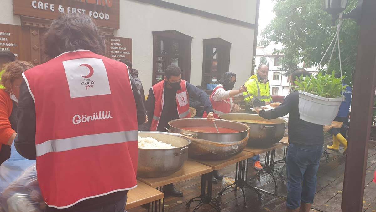 Kızılay Batı Karadeniz'de sıcak yemek vermeye başladı