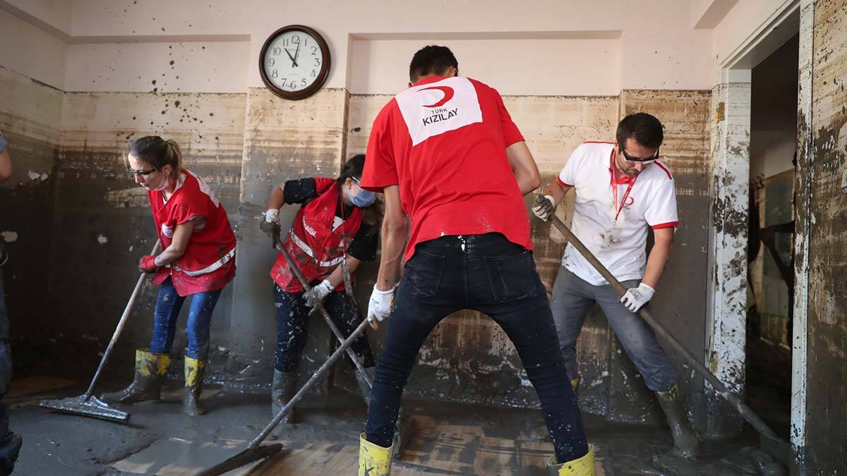 Kızılay'dan selin izlerinin silinmesine destek