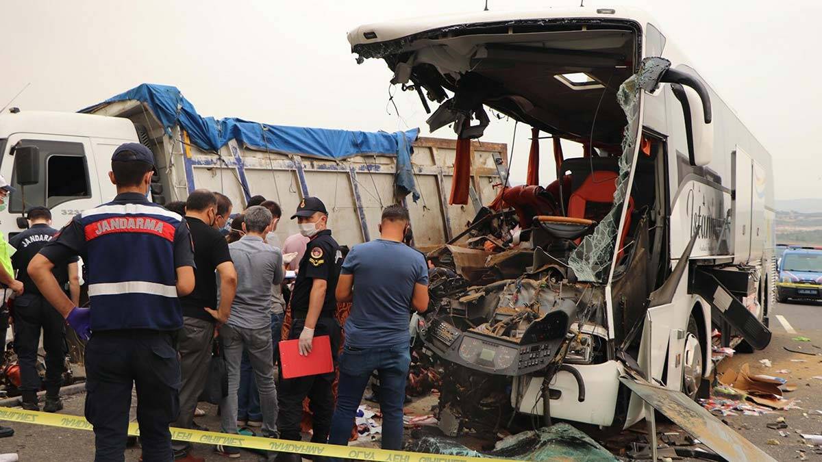 Manisa'da feci kaza: 6 ölü 42 yaralı