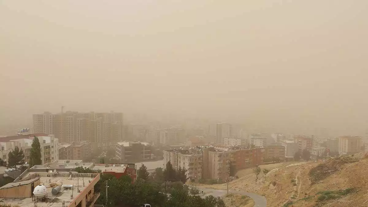 Mardin'de toz bulutu, diyarbakır'da sağanak