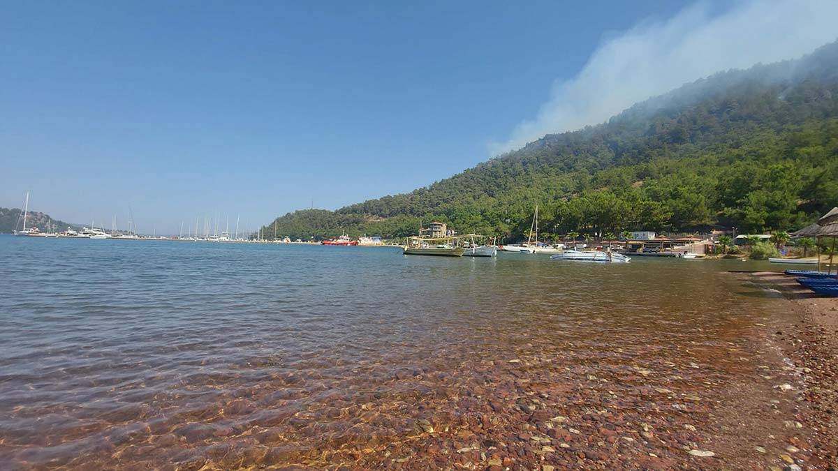 Marmaris'te alevler marinaya ilerledi