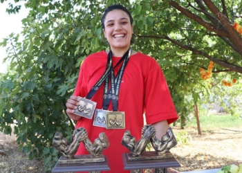 Mevsimlik işçi Gülistan bilek güreşi şampiyonu oldu