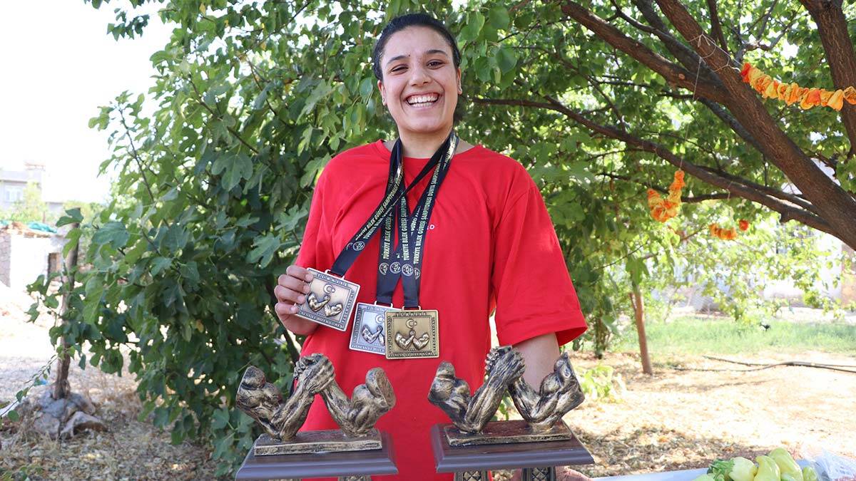 Mevsimlik işçi Gülistan bilek güreşi şampiyonu oldu