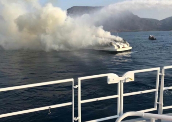 Muğla'da yangın çıkan tekne battı