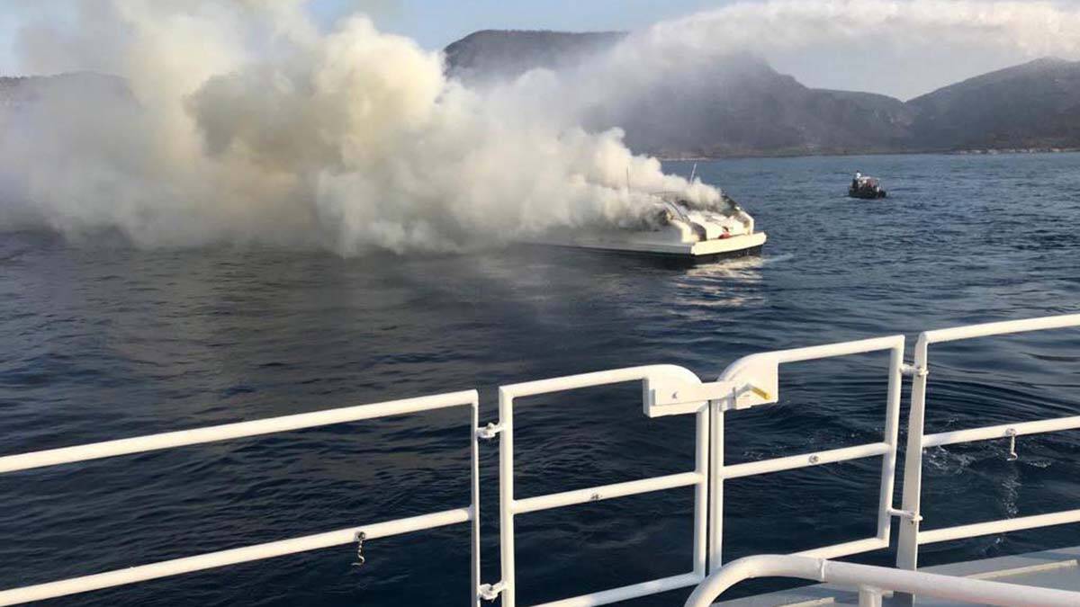 Muğla'da yangın çıkan tekne battı