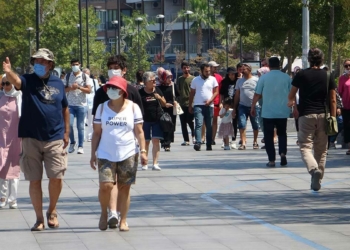 Öğrenci ile temaslı gruplar çift doz aşı olmalı