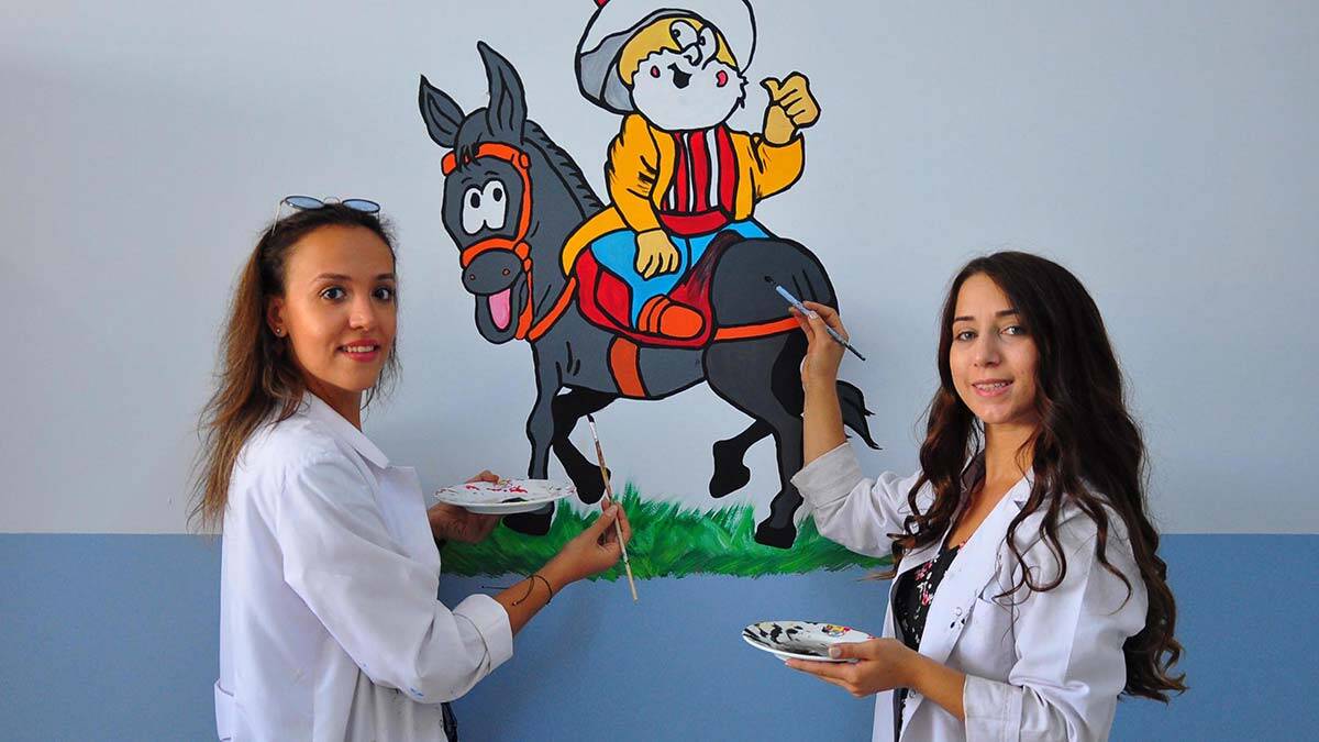 Öğretmenler okulu masal kahramanları ile donattı