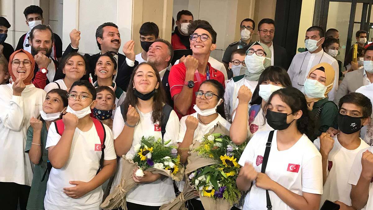 Olimpiyat Şampiyonu Mete Gazoz ülkesine döndü