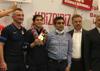 Olimpiyat şampiyonuna coşkulu karşılama
