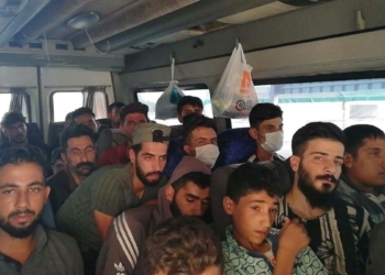 Osmaniye'de minibüste 28'si kaçak 30 Suriyeli çıktı