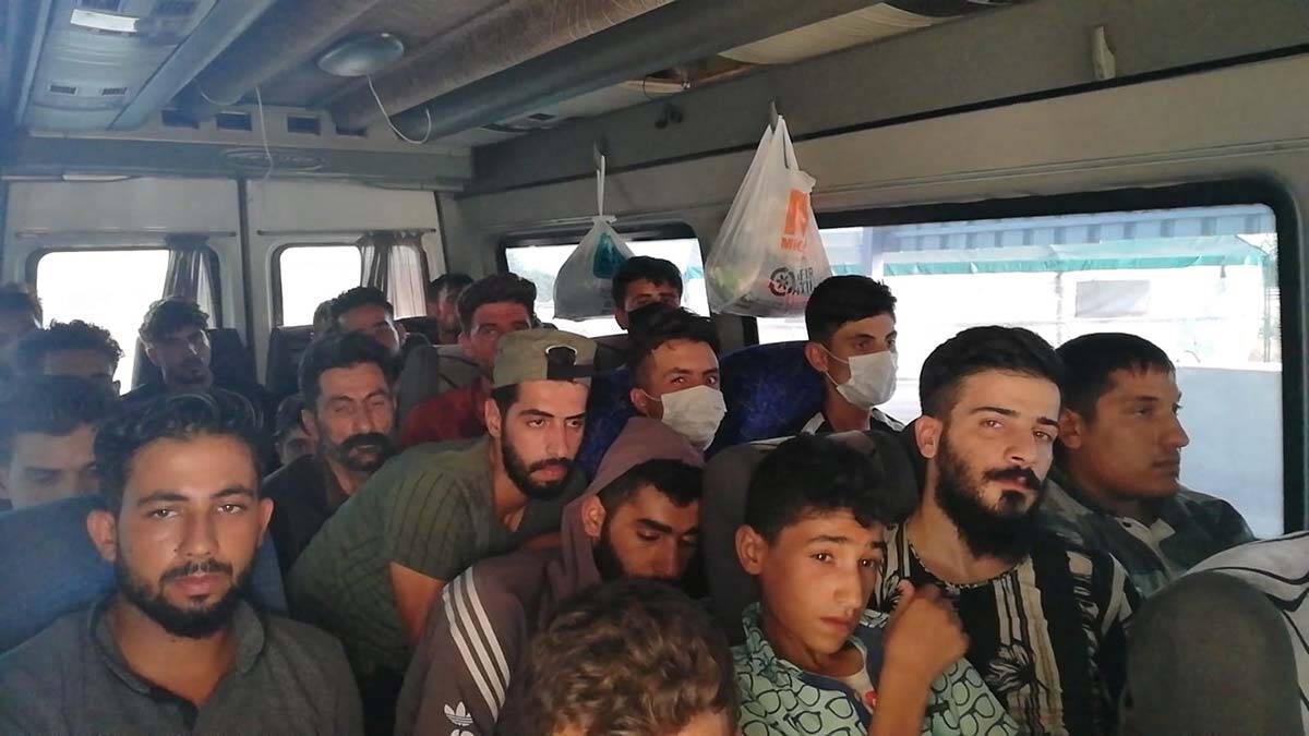Osmaniye'de minibüste 28'si kaçak 30 Suriyeli çıktı