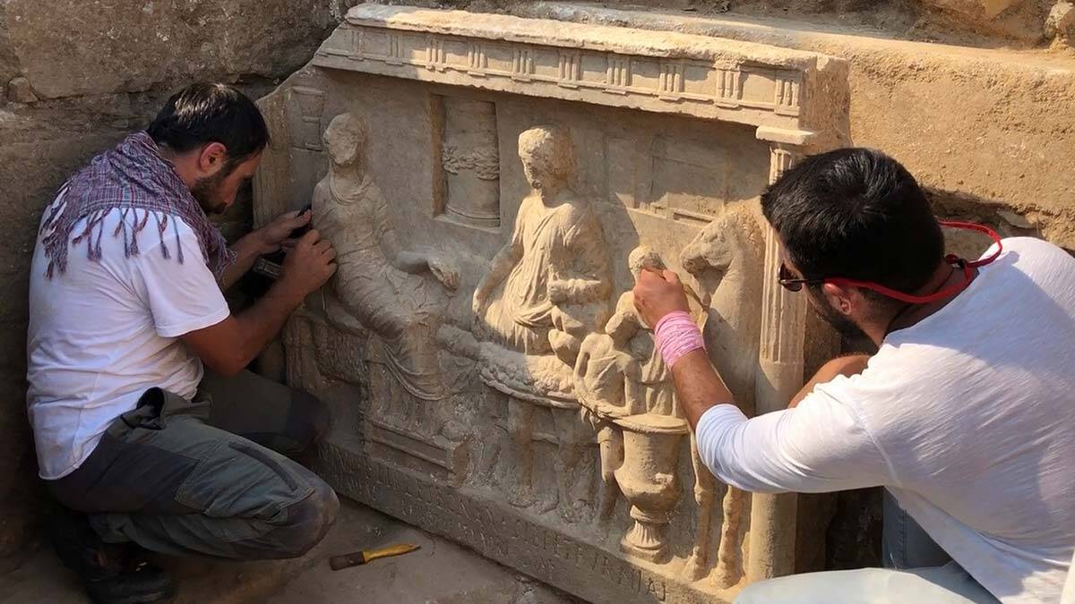 Parion Antik Kenti'nde 1900 yıllık mezar steli