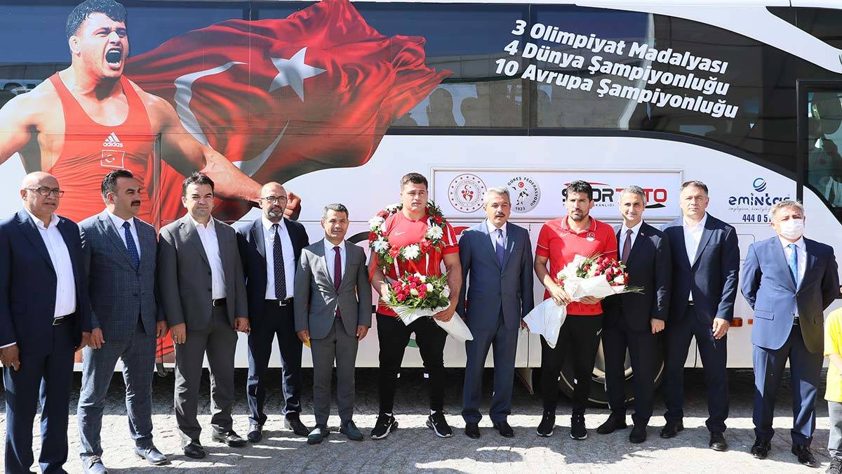 Rıza Kayaalp'e Ankara'da coşkulu karşılama