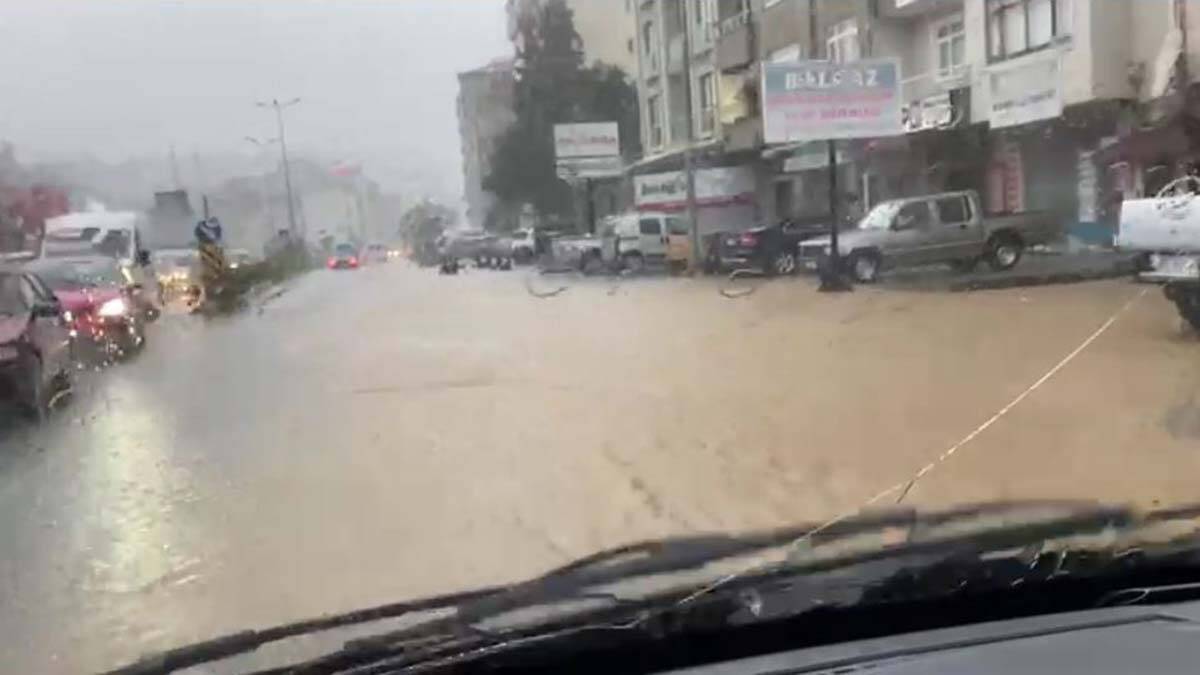 Rize'de sağanak etkili oluyor