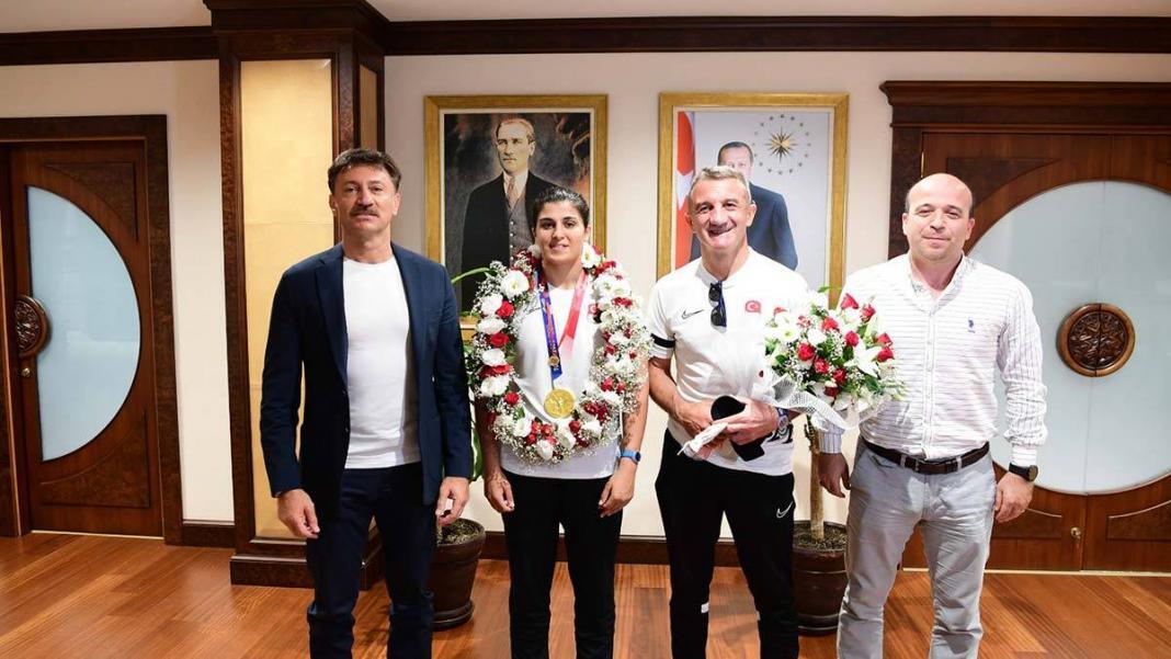 Şampiyon Sürmeneli madalyasını Eren Bülbül’e adadı