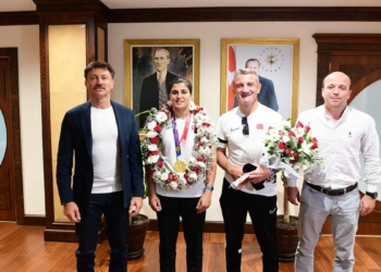 Şampiyon Sürmeneli madalyasını Eren Bülbül’e adadı