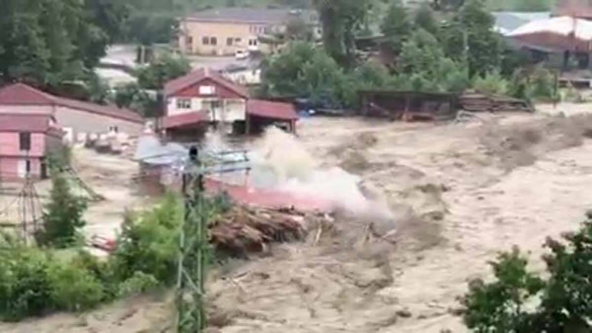 Selde kereste fabrikasının yıkılma anı kamerada