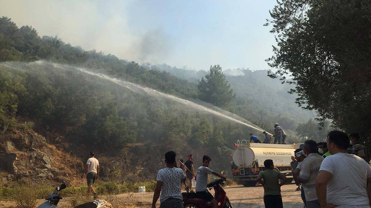 Seydikemer'de iki mahallede yangın kontrol altında_
