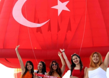 Sıcak hava balonları Atatürk posteri ile havalandı