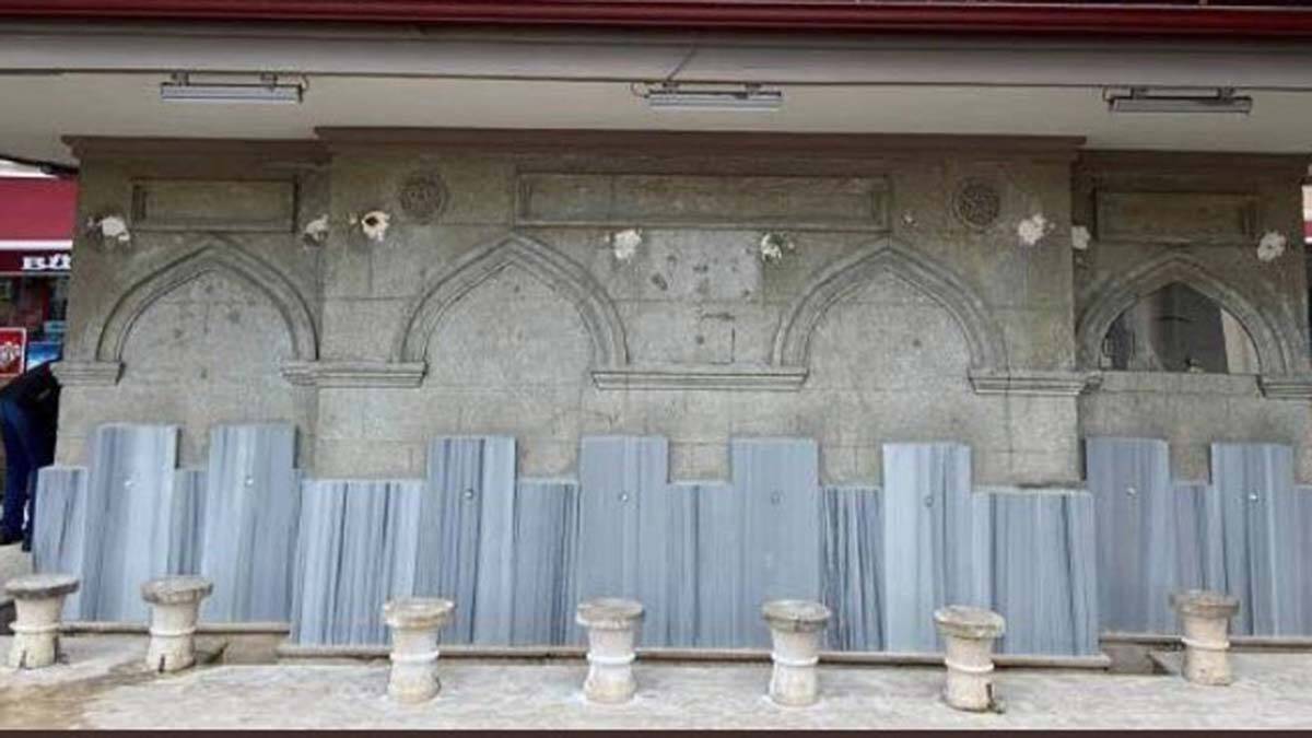 Tarihi camiideki şadırvanın kaplanmasına halktan tepki