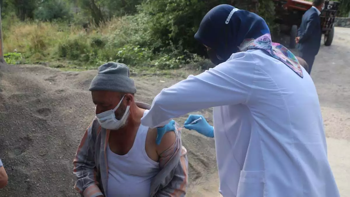 Tokat'ta sağlık çalışanlarından aşı turu