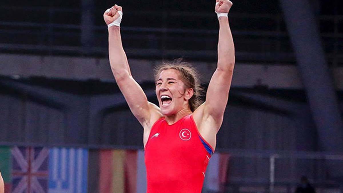 Tokyo'dan dönen milli sporculara coşkulu karşılama