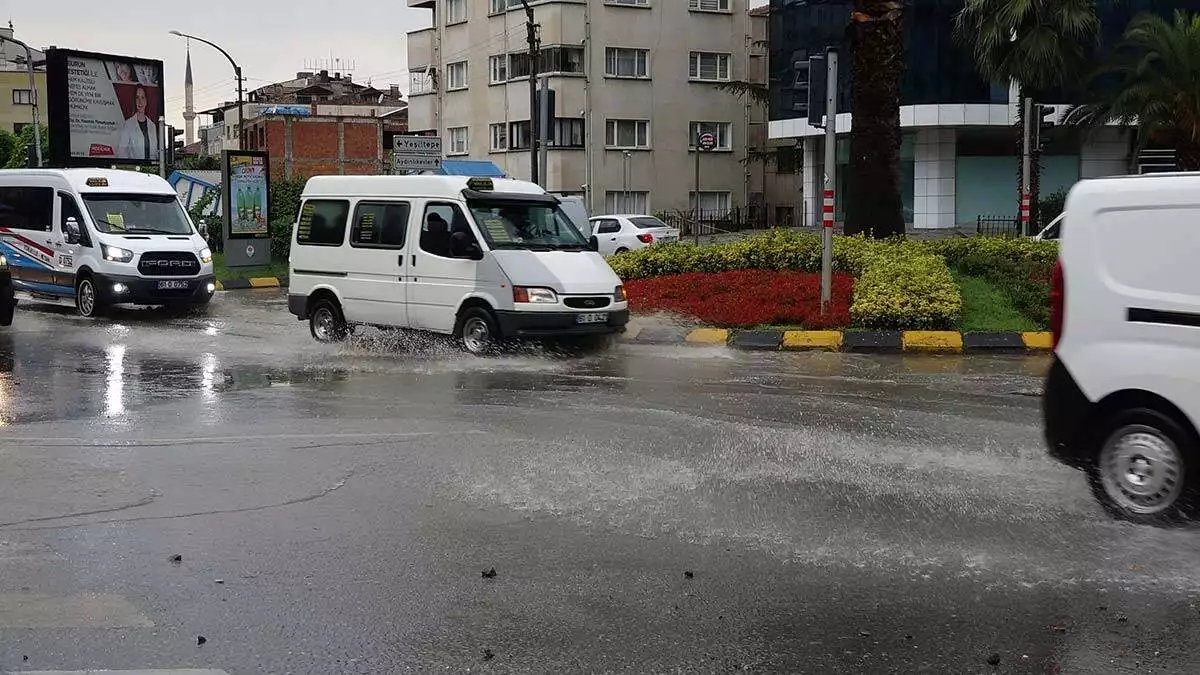 Trabzon'da sağanak sürücülere zor anlar yaşattı