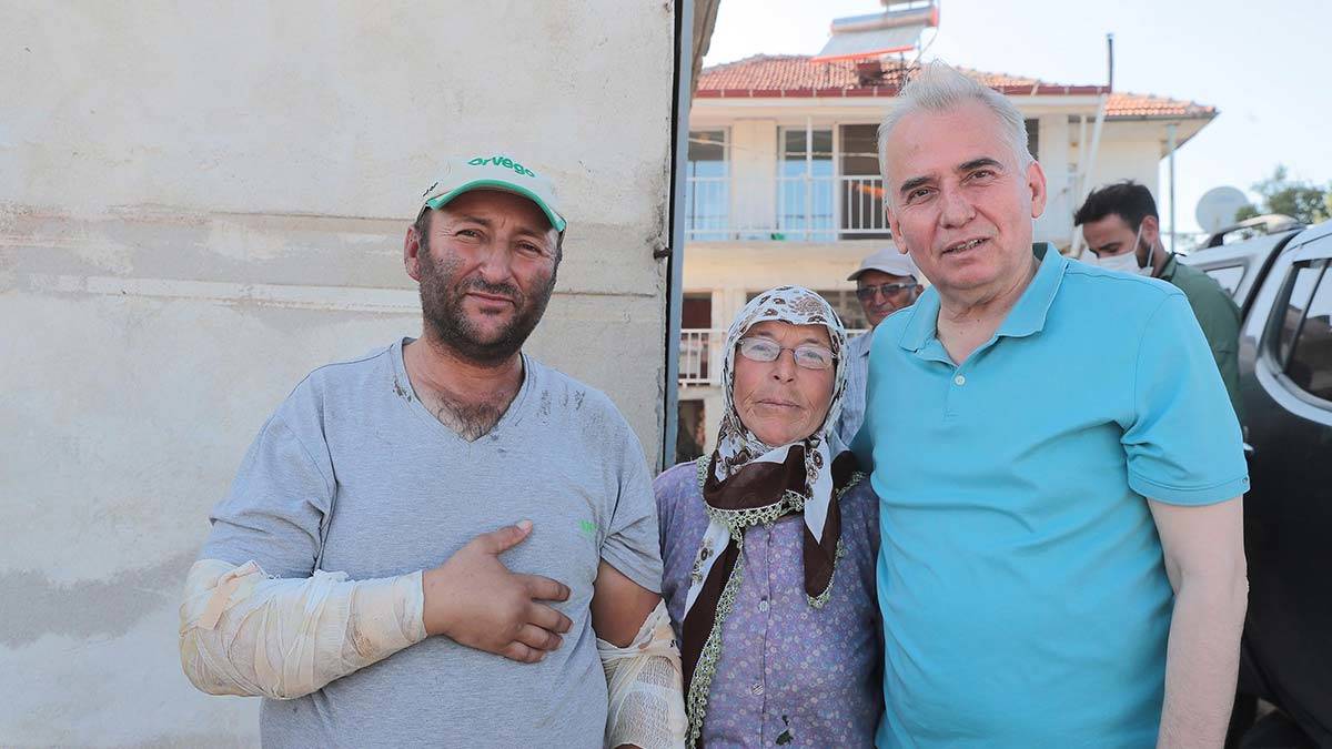 Traktörü yanan çiftçiye yeni traktör