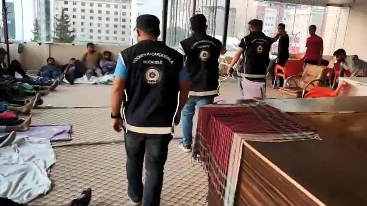 Van'da otel baskınında 26 kaçak göçmen yakalandı