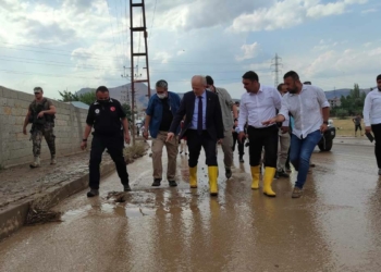 Van'da sel sonucu Hakkari yolu ulaşıma kapandı