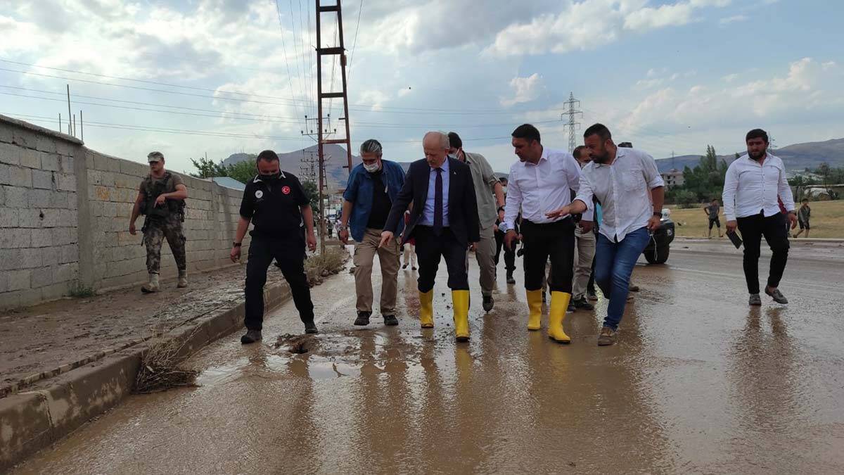 Van'da sel sonucu Hakkari yolu ulaşıma kapandı
