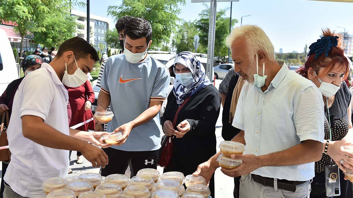 Büyükşehir'den Başkentlilere aşure ikramı