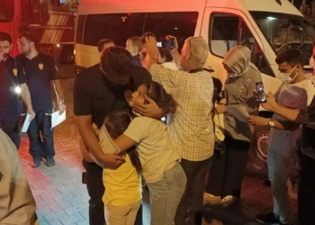 Yangınlardan dönen itfaiyeciler ailelerine kavuştu