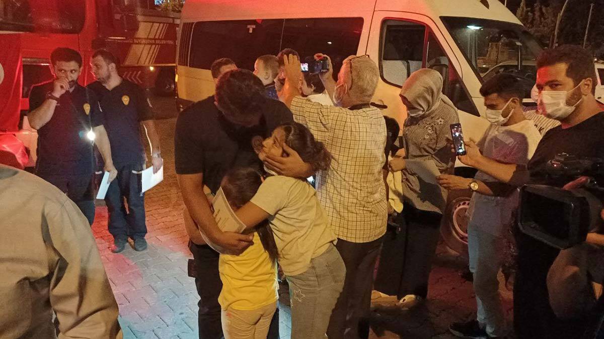 Yangınlardan dönen itfaiyeciler ailelerine kavuştu