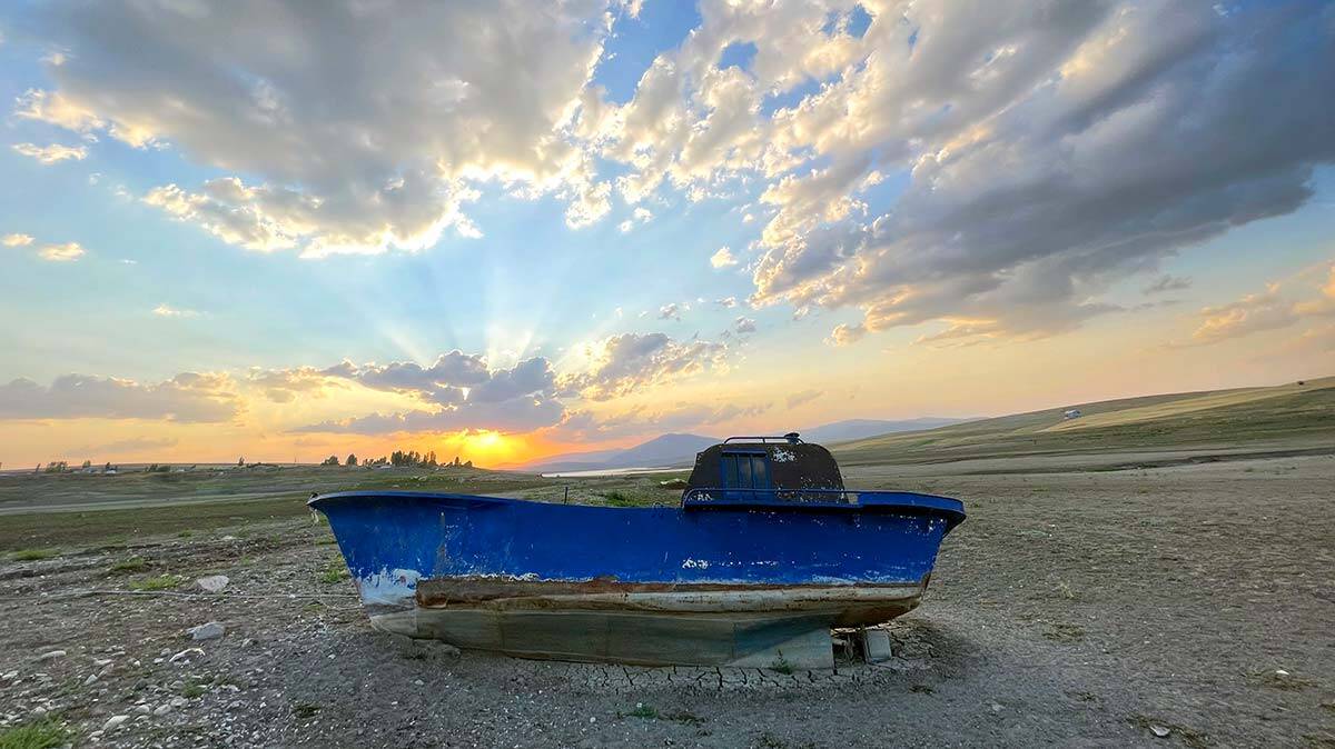 Alparslan-1 Barajı'nda tekneler karaya oturdu