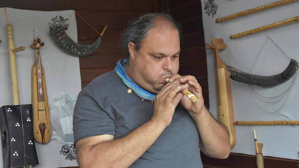 Emrah Kaya, kamış, ağaç, teneke ve boynuzları işleyerek yaptığı Anadolu'nun unutulan çalgılarını tanıttı.