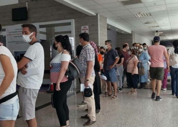 Antalya'da aşı kuyruğu