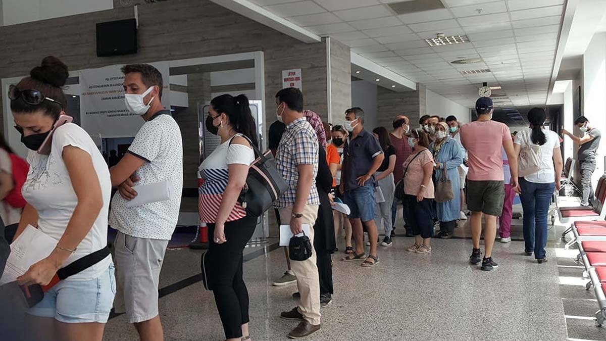 Antalya'da aşı kuyruğu