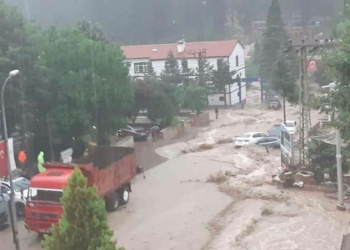 Azdavay'da sağanak sele neden oldu