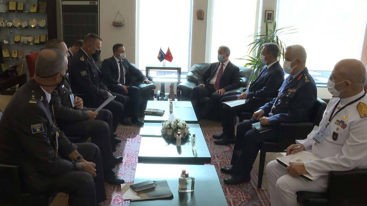 Bakan Akar Kosova Savunma Bakanı Mehaj ile görüştü