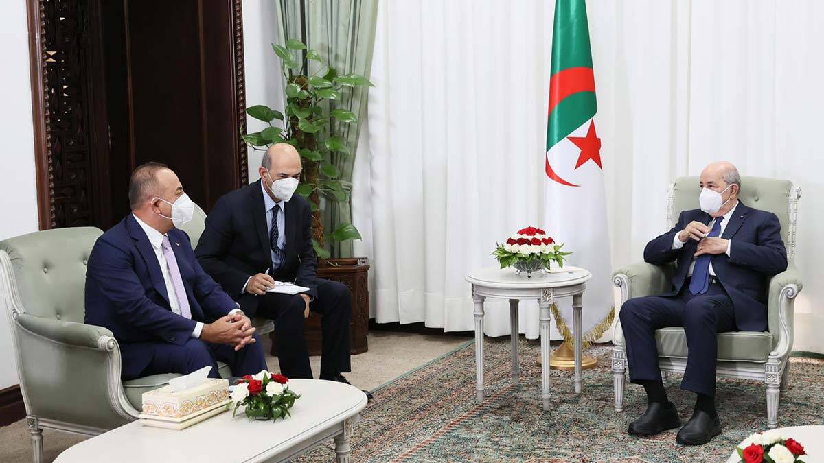 Bakan Çavuşoğlu, Cezayir'de resmi temaslarda bulundu