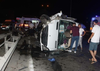 Bariyerlere çarpan işçi servisi devrildi: 7 yaralı