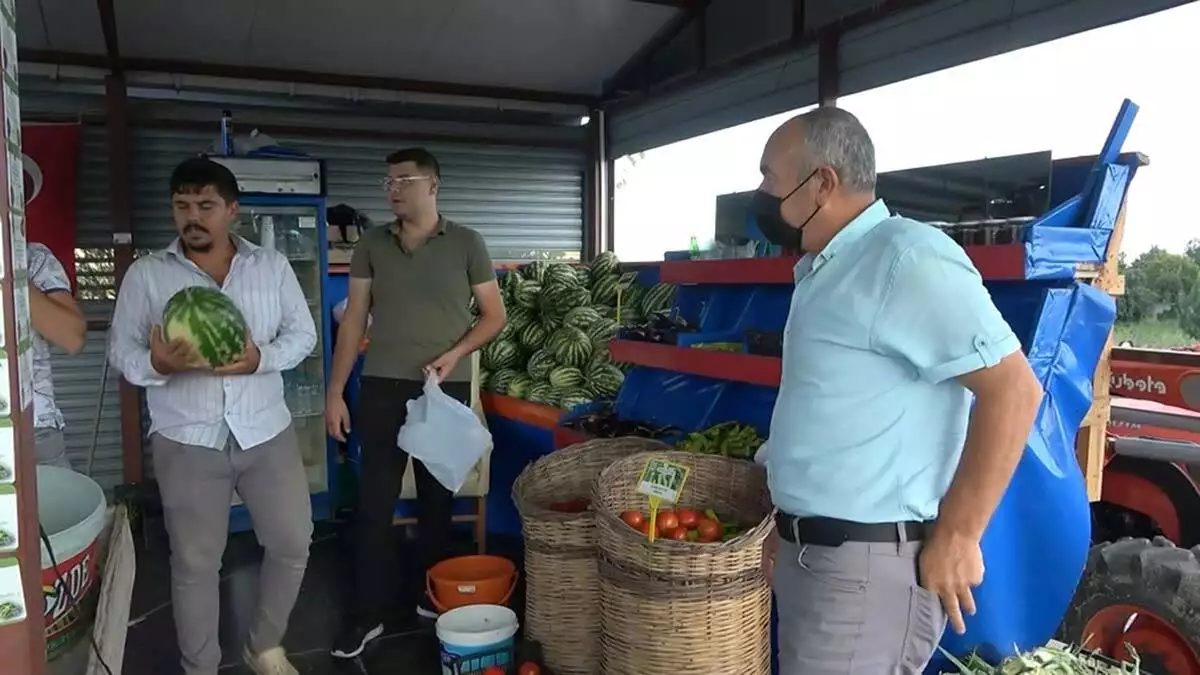 Elleriyle topladıkları sebzeleri satın alıyorlar