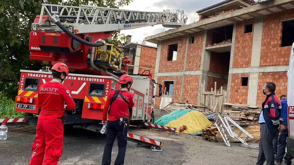 Çatı enkazında işçileri kurtarma mücadelesi