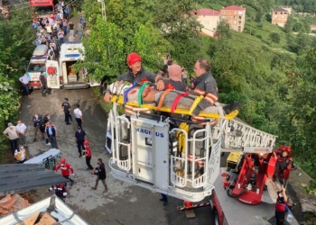 Çatı enkazında işçileri kurtarma mücadelesi