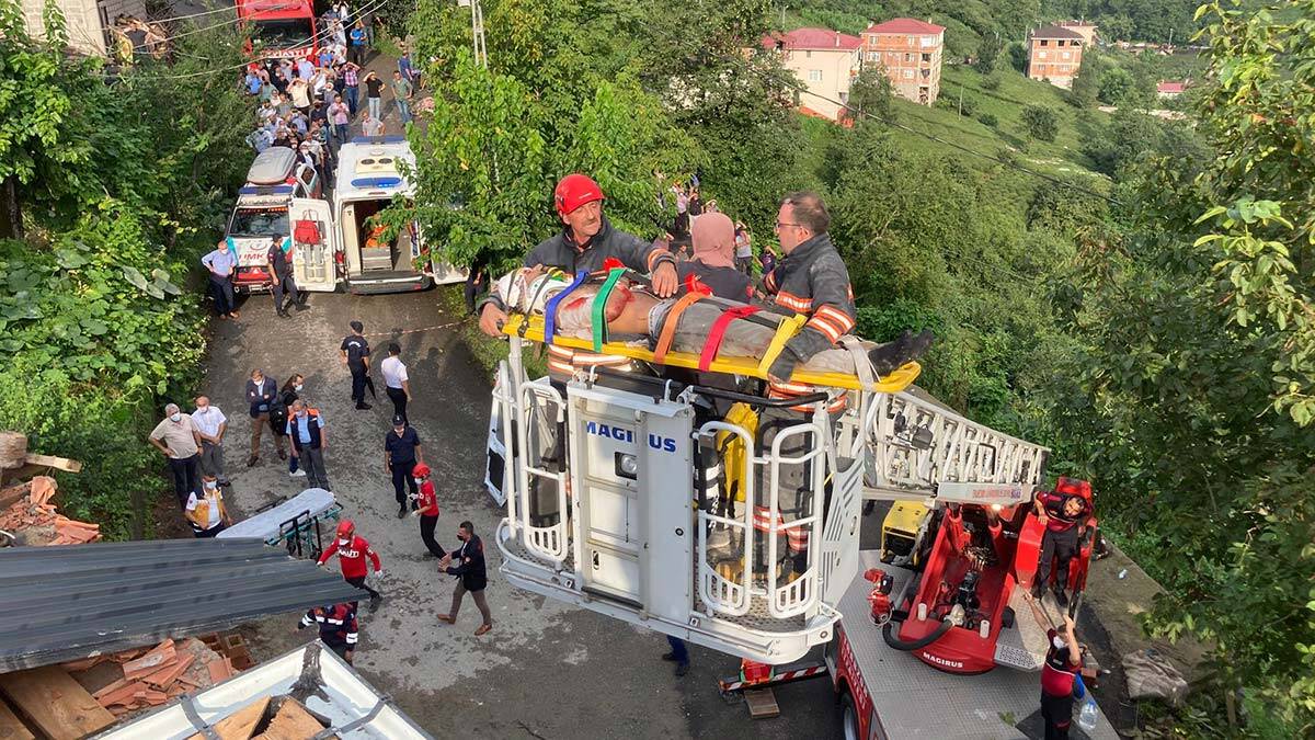 Çatı enkazında işçileri kurtarma mücadelesi