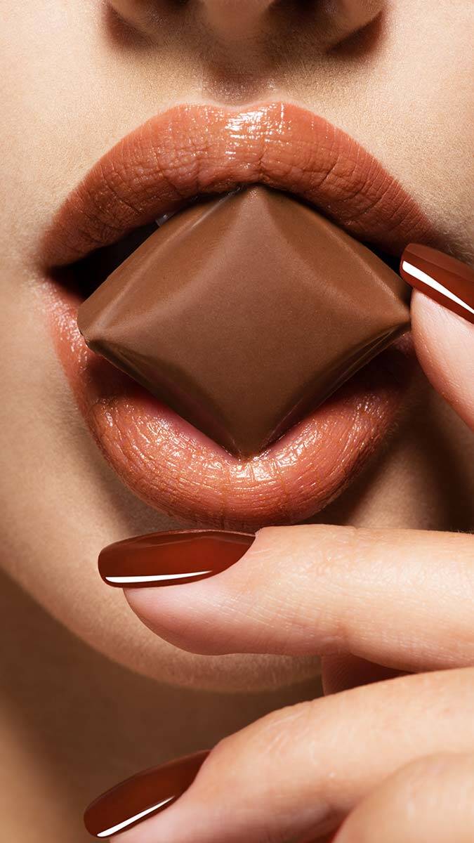 Fiziksel kaynaklı değil de duygusal kaynaklı olarak yemeğe duygusal yeme denir. Duygusal yeme yapan kişi duygularının farkında değildir. 