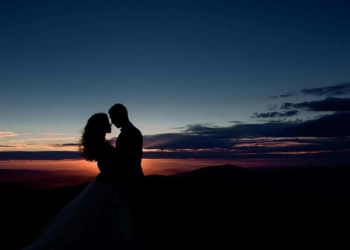 Aşk yanmaktır, yanıp yanıp kül olmaktır.. Aslında bakarsınız, tek bir aşk vardır oda ilahi aşk... O aşk Allah aşkıdır ki, ve herşey ondan zuhur etmiştir.